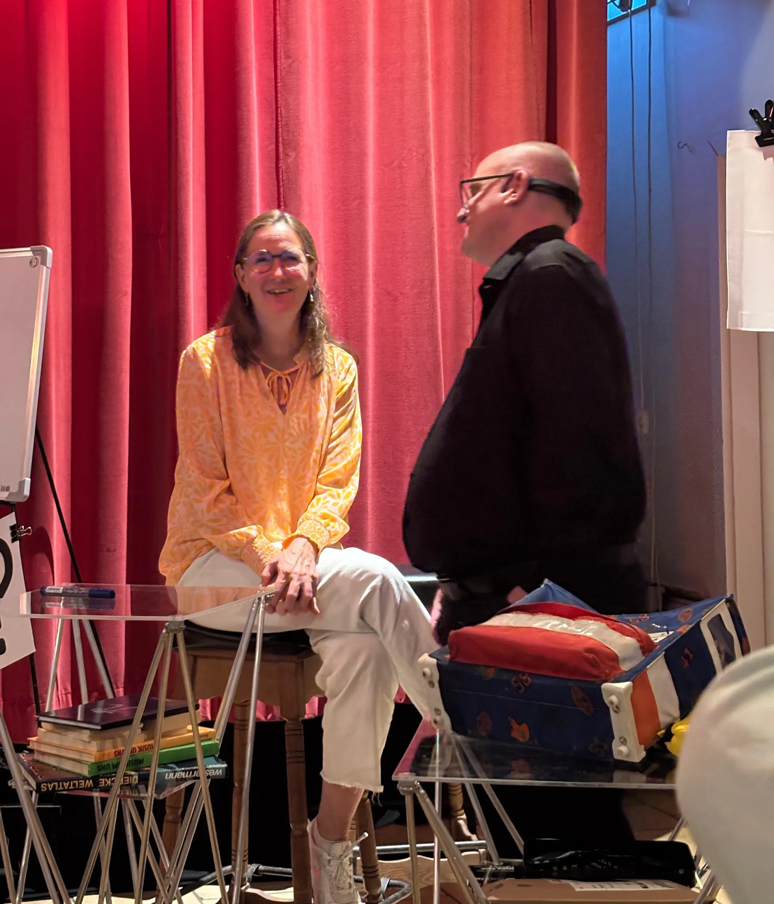 An audience member and Joachim Jögel in conversation on stage